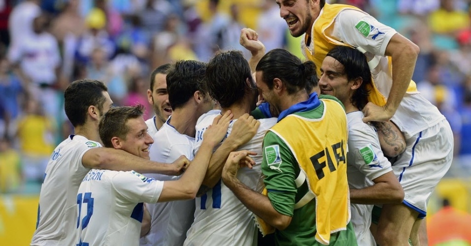 30.jun.2013 - Italianos comemoram a vitória nos pênaltis sobre o Uruguai, que lhes deu o 3° lugar da Copa da Confederações