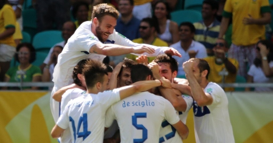 30.jun.2013 - Italianos comemoram o gol que abriu o placar na disputa de 3° lugar da Copa das Confederações