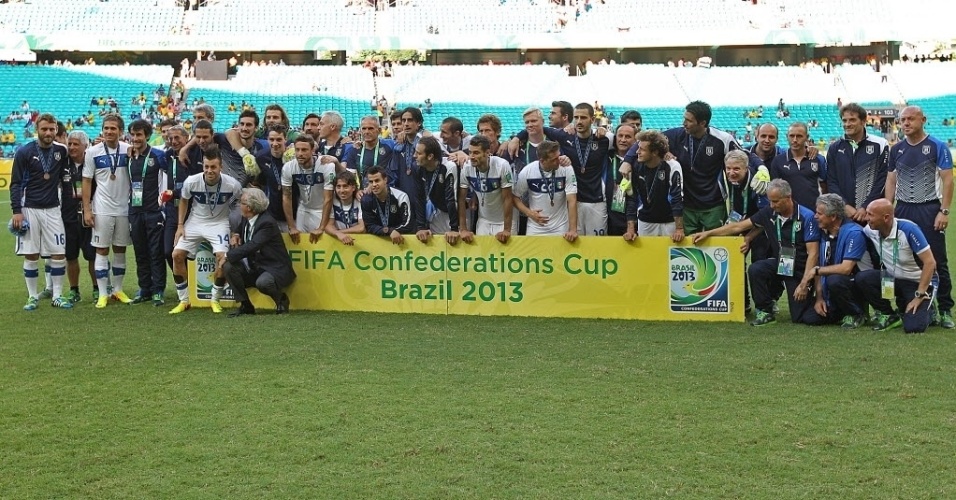 30.jun.2013 - Italianos posam para foto com as medalhas de bronze conquistadas na Copa das Confederações