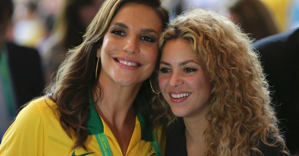 30.jun.2013 - Ivete Sangalo e Shakira posam para foto juntas durante a final da Copa das Confederações
