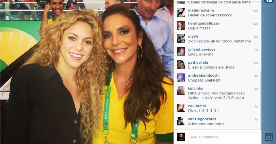 30.jun.2013 - Ivete Sangalo posa ao lado da cantora colombiana Shakira no Maracanã durante a final entre Brasil e Espanha