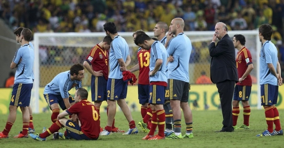30.jun.2013 - Jogadores da Espanha demostram decepção após derrota para o Brasil na final da Copa das Confederações