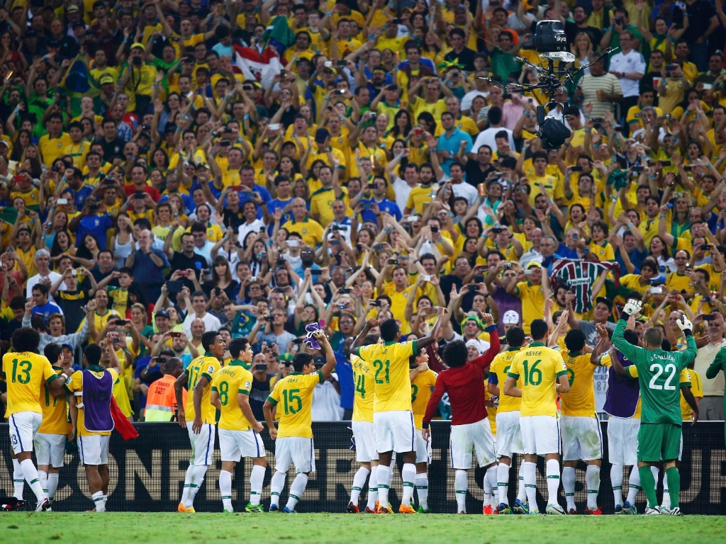 30.jun.2013 - Jogadores da seleção brasileira agradecem apoio da torcida no Maracanã após título da Copa das Confederações