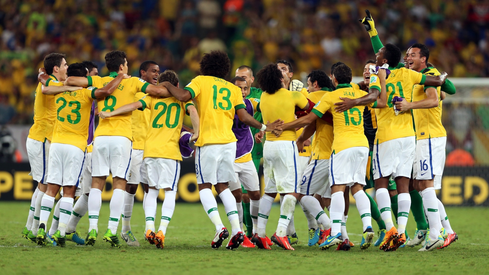 30.jun.2013 - Jogadores da seleção brasileira se abraçam após título da Copa das Confederações
