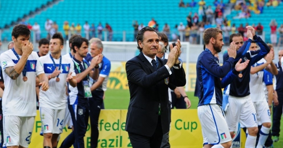 30.jun.2013 - Liderados pelo técnico Cesare Prandelli, italianos aplaudem a torcida na Fonte Nova após ganharem o 3° lugar sobre o Uruguai