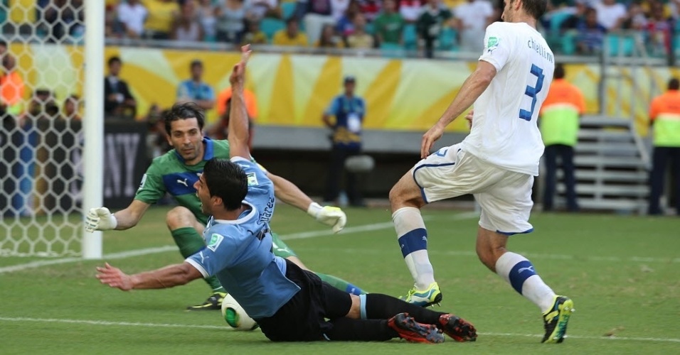 30.jun.2013 - Luis Suárez cai na área, mas o árbitro não marca falta após trombada de Chiellini