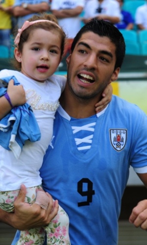 30.jun.2013 - Luis Suárez entra com a filha no gramado da Fonte Nova para a disputa de Uruguai e Itália