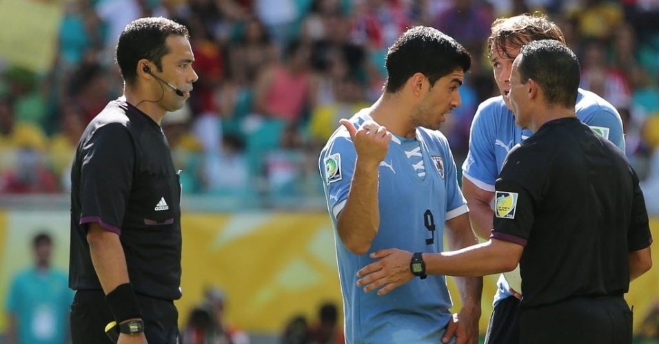 30.jun.2013 - Luis Suárez reclama com a arbitragem após o término do 1° tempo do jogo entre Uruguai e Itália