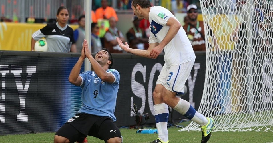 30.jun.2013 - Luis Suárez reclama de não marcação de pênalti enquanto leva bronca de Chiellini