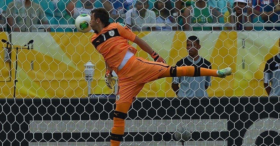 30.jun.2013 - Muslera falha e vê a bola bater em seu ombro e entrar no gol, no lance que abriu o placar para a Itália contra o Uruguai