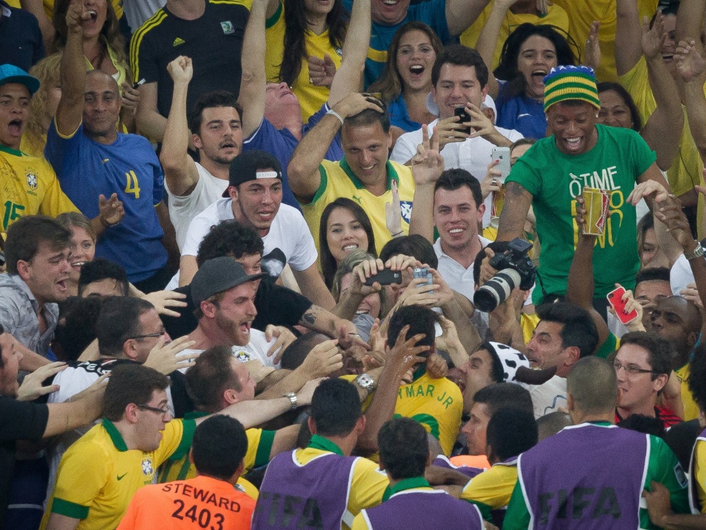 30.jun.2013 - Neymar abraça amigos na arquibancada após marcar segundo gol do Brasil sobre a Espanha