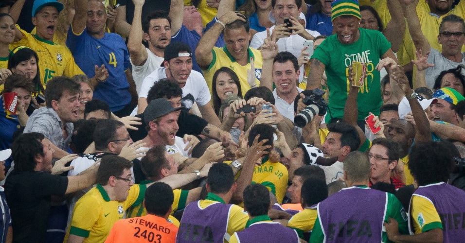 30.jun.2013 - Neymar abraça amigos na arquibancada após marcar segundo gol do Brasil sobre a Espanha