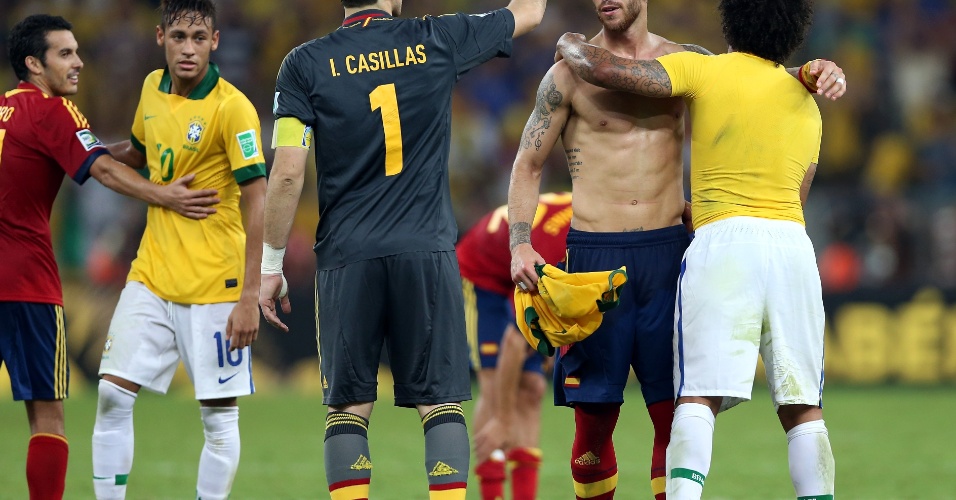 30.jun.2013 - Neymar e Marcelo cumprimentam jogadores da Espanha após título da seleção brasileira na Copa das Confederações