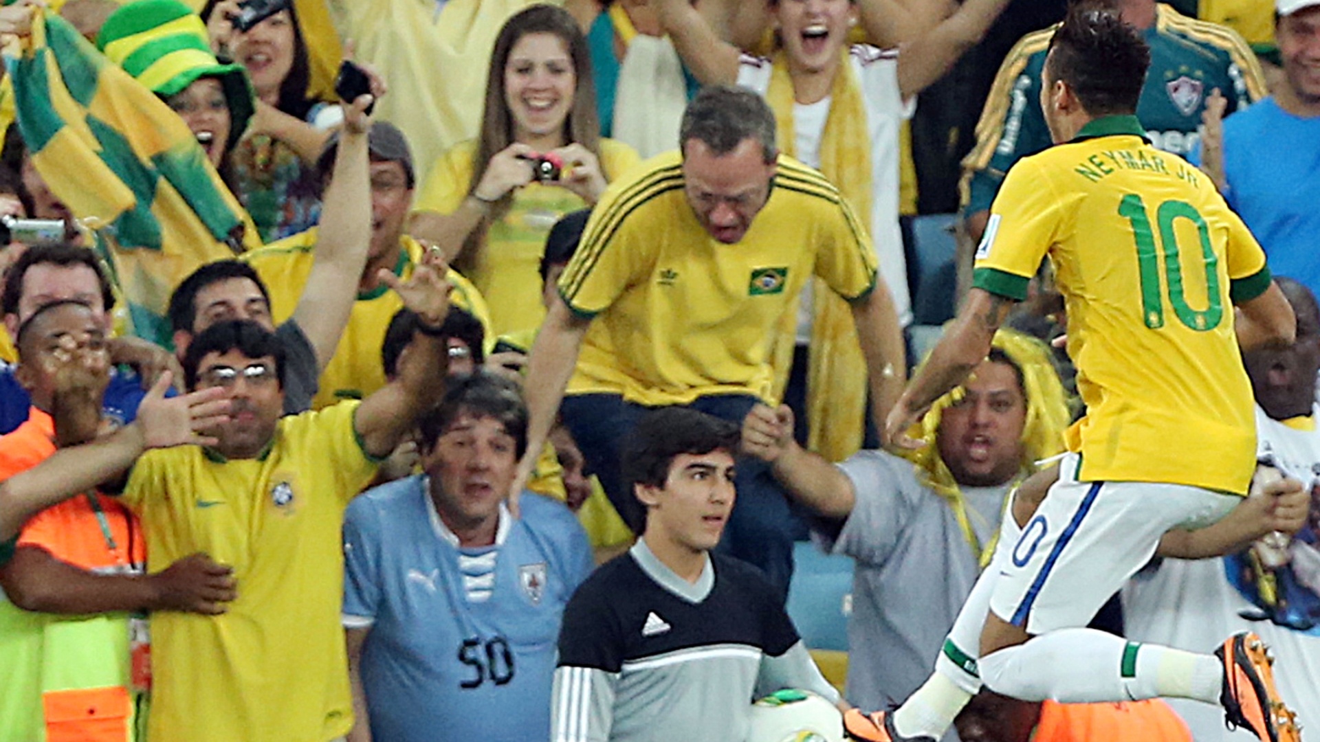 30.jun.2013 - Neymar vai comemorar com a torcida ao marcar o segundo gol do Brasil contra a Espanha na final da Copa das Confederações