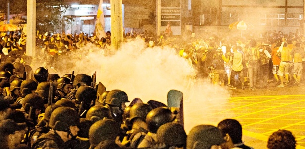 Polícia Militar foi agredida por manifestantes e respondeu com balas de borracha e gás
