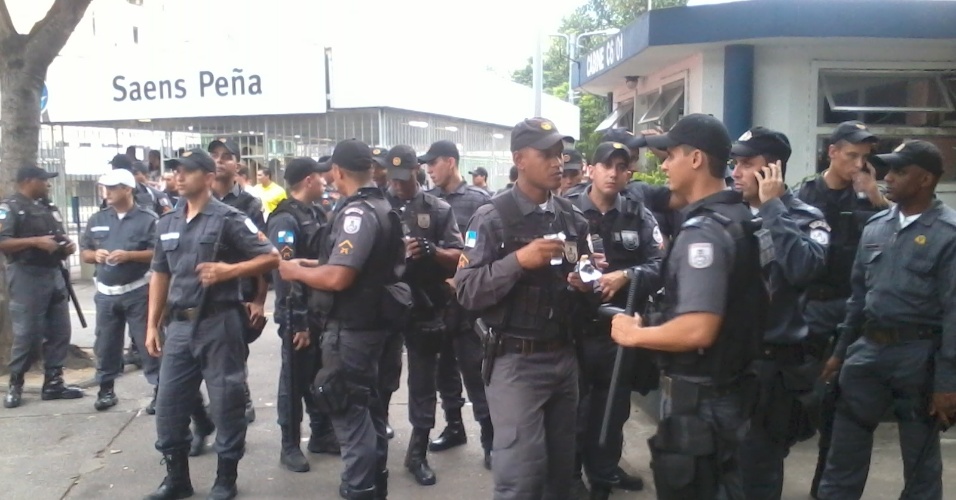 30.jun.2013 - Polícia monta seu efetivo em frente à estação Saens Peña