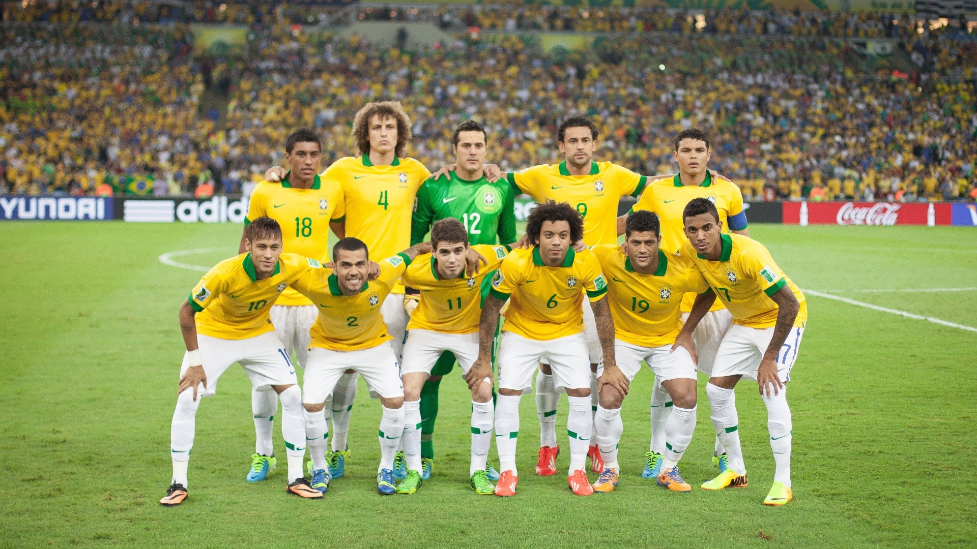 30.jun.2013 - Seleção brasileira posa para foto oficial antes de final contra a Espanha no Maracanã