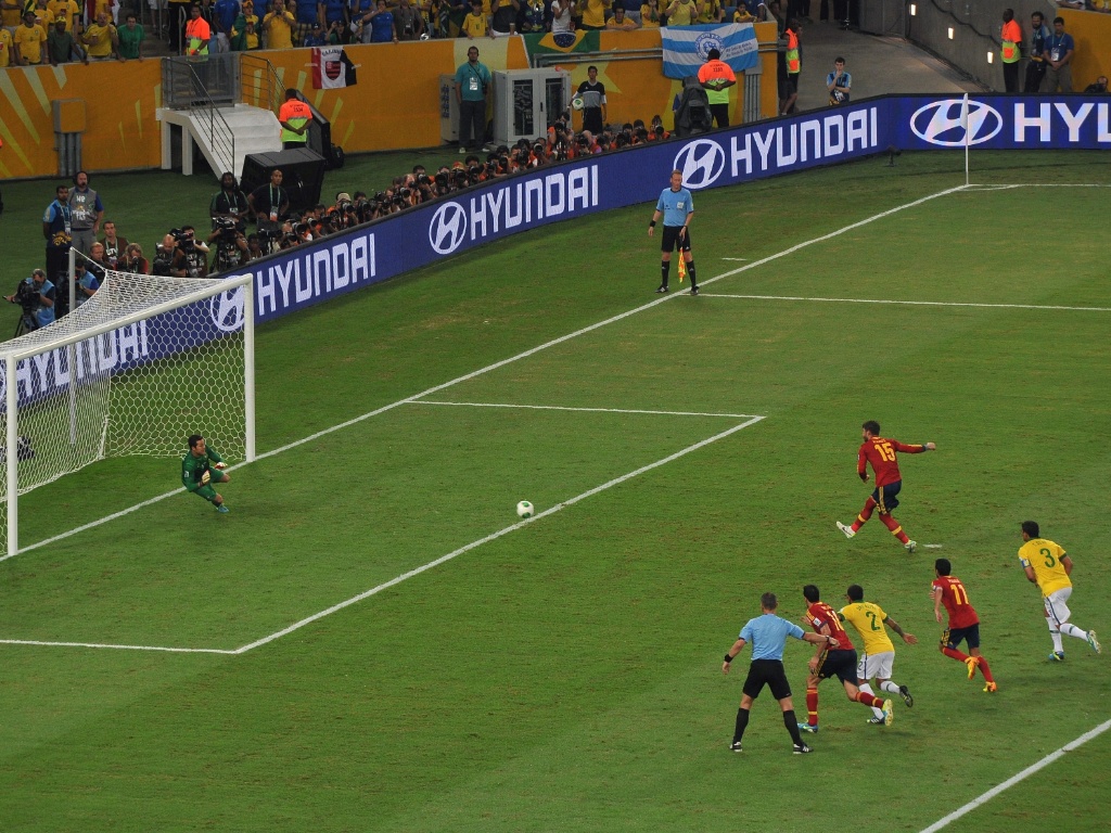 30.jun.2013 - Sergio Ramos cobra pênalti para fora na final da Copa das Confederações, no Maracanã