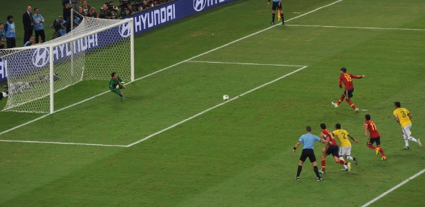 Sergio Ramos escolhe canto direito de Julio Cesar, mas joga a bola pela linha de fundo