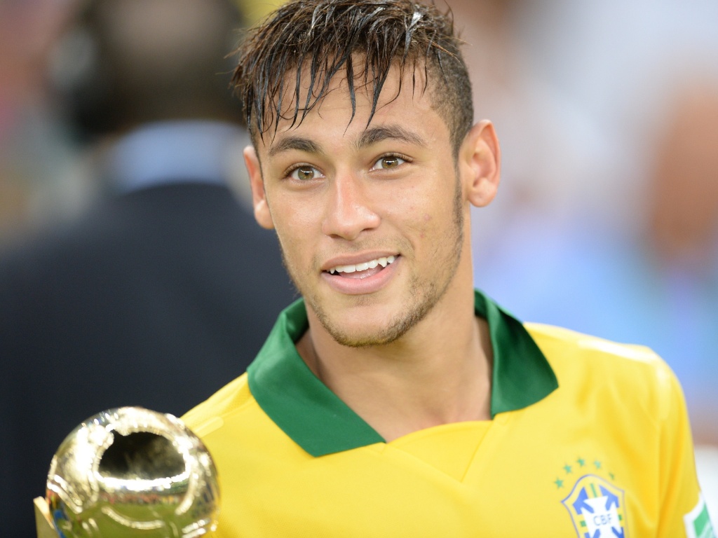 30.jun.2013 - Sorridente, Neymar exibe troféu de melhor jogador da Copa das Confederações