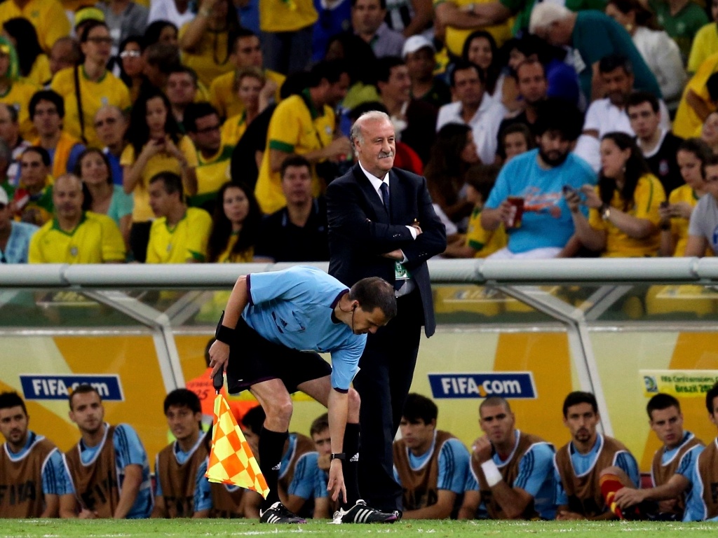30.jun.2013 - Técnico da Espanha, Vicente Del Bosque, observa partida contra o Brasil na final da Copa das Confederações