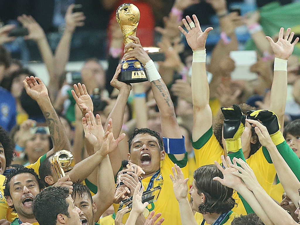 30.jun.2013 - Thiago Silva levanta taça de campeão da Copa das Confederações