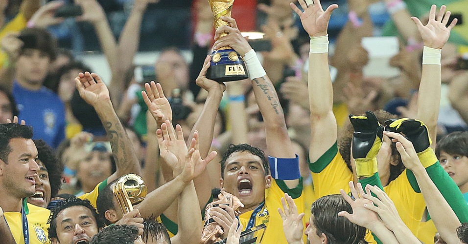 30.jun.2013 - Thiago Silva levanta taça de campeão da Copa das Confederações