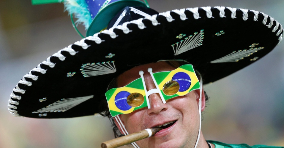 30.jun.2013 - Torcedor exibe chapéu e óculos diferentes para acompanhar final entre Brasil e Espanha no Maracanã