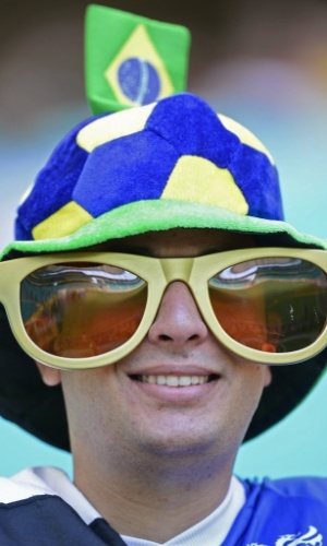 30.jun.2013 - Torcedor usa óculos engraçados nas arquibancadas da Fonte Nova antes de Uruguai x Itália