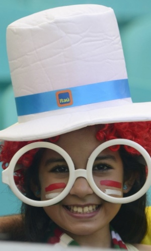 30.jun.2013 - Torcedora usa óculos engraçados na Fonte Nova, antes de Uruguai x Itália