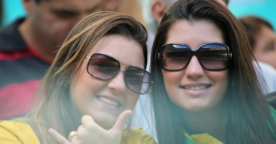 30.jun.2013 - Torcedoras se vestem de camisa do Brasil para assistir ao duelo entre Uruguai e Itália na Fonte Nova