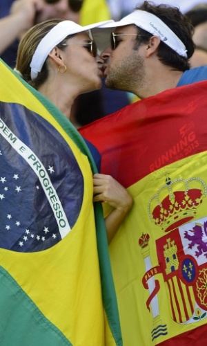 30.jun.2013 - Torcedores com bandeiras do Brasil e da Espanha se beijam na Fonte Nova, ao assistirem Uruguai x Itália