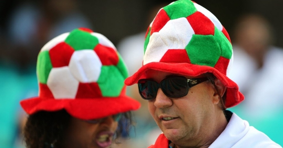 30.jun.2013 - Torcedores usam chapéus com as cores da Itália para acompanhar a disputa de 3° lugar em Salvador