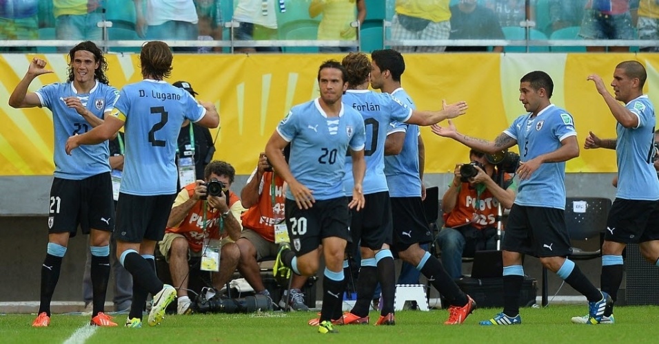 30.jun.2013 - Uruguaios comemoram o gol de Cavani, que empatou a partida contra a Itália