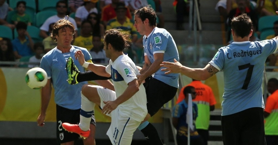 30.jun.2013 - Uruguaios e italianos disputam bola no calor de Salvador