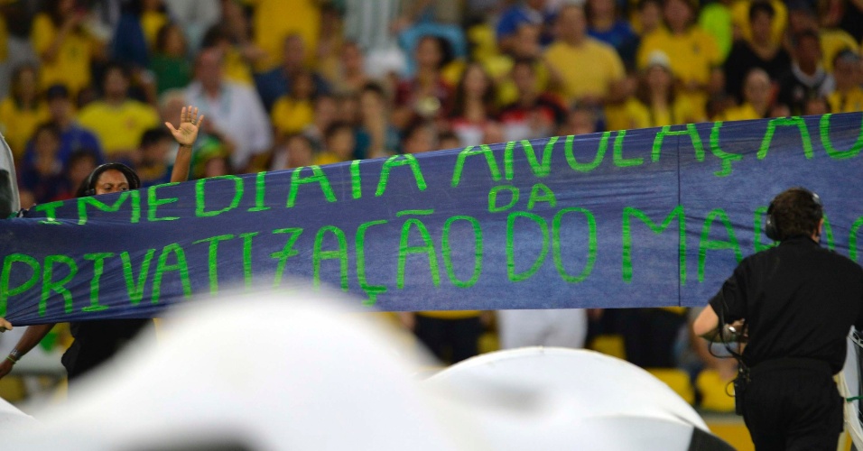 30.jun.2013 - Voluntários exibem faixa de protesto durante cerimônia de encerramento da Copa das Confederações no Maracanã