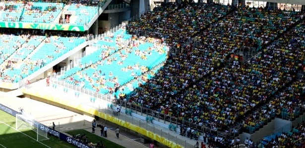 Torcedores abandonaram lugares marcados no sol e buscaram assentos na sombra na Arena Fonte Nova