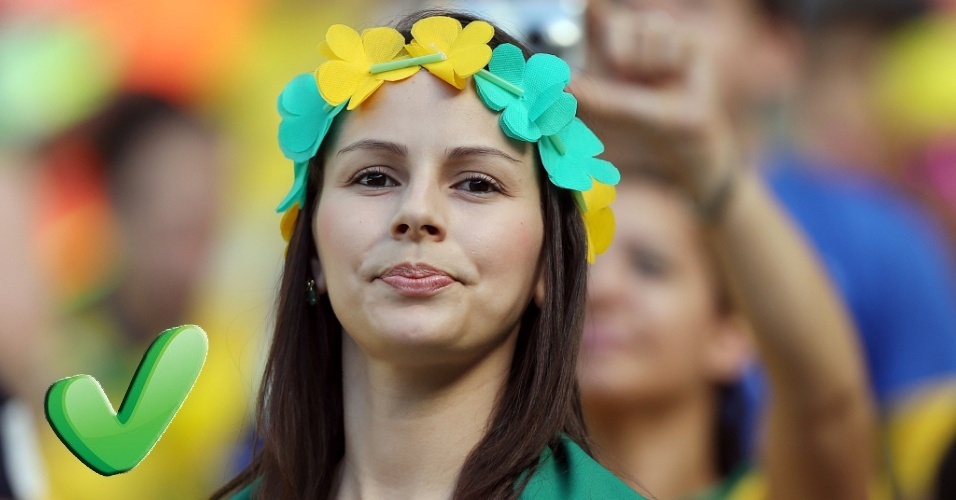 A brasileira acertou no acessório para apoiar o Brasil na Copa das Confederações. Sem exageros, mas a caráter, a torcedora optou bem ao escolher a tiara verde amarela. Bonita e feminina.