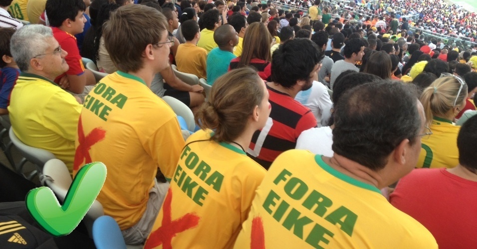 A família investiu no look e mandou fazer camisas personalizadas para protestar nas arquibancadas no Maracanã contra a privatização do estádio. Engajada, a família ficou fofa combinando.