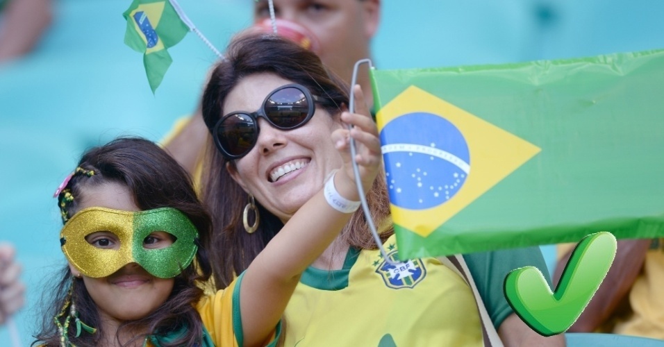 Com tererê e máscara de carnaval verde e amarela, a garota saiu bem na foto ao lado da mãe, que também acertou no look com a simpática tiara de bandeiras.