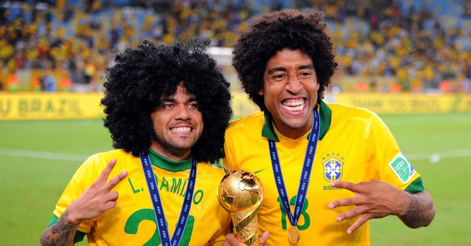 De peruca "black power", Daniel Alves posa ao lado do zagueiro Dante e da taça de campeão da Copa das Confederações