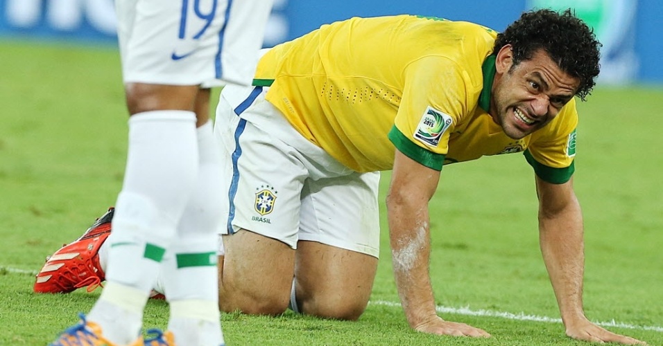 Fred fica caído no gramado durante final da Copa das Confederações entre Brasil e Espanha