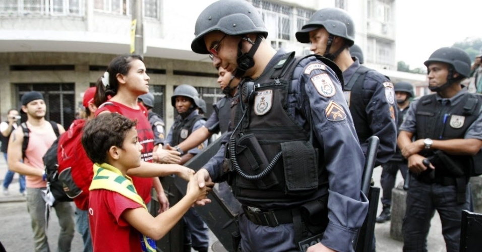 Garoto e policial se cumprimentam em manifestação pacífica próxima ao Maracanã