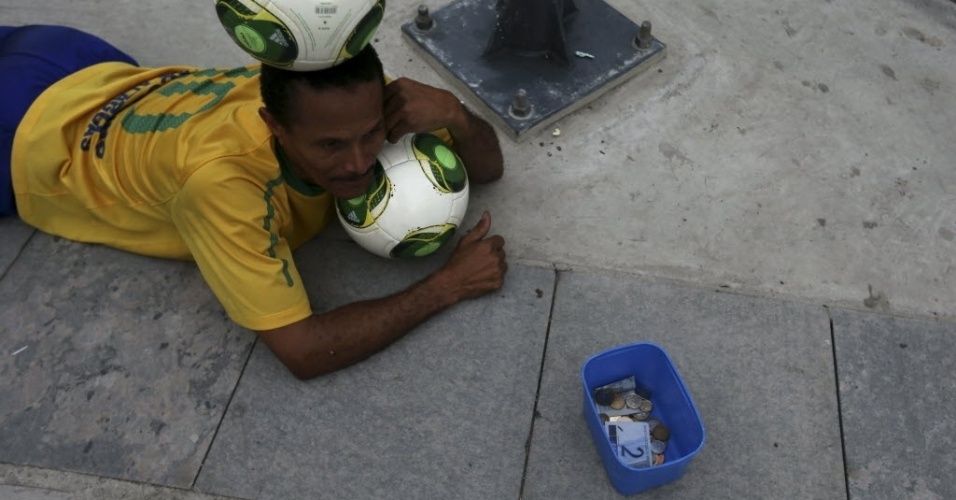 Homem pede dinheiro no acesso ao Maracanã
