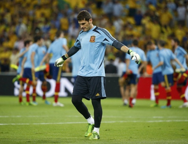 Iker Casillas se aquece momentos antes do início da final da Copa das Confederações entre Brasil e Espanha no Maracanã