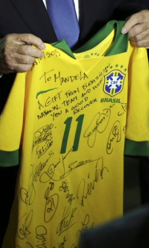 Joseph Blatter, presidente da Fifa, segura camisa do Brasil autografada pelos jogadores e que será levada para Nelson Mandela, ex-presidente da África do Sul que vem sofrendo com problemas de saúde