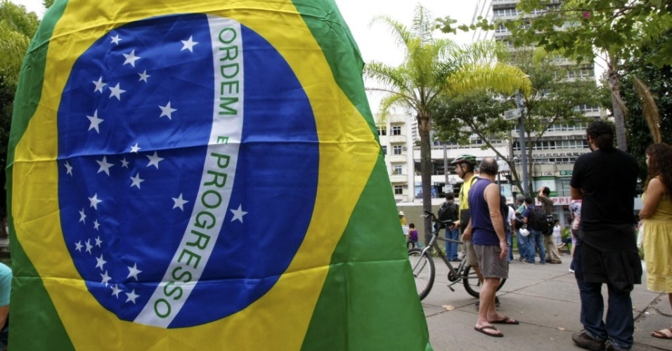 Manifestação começou na praça Saens Peña e segue até o Maracanã, palco da final da Copa das Confederações
