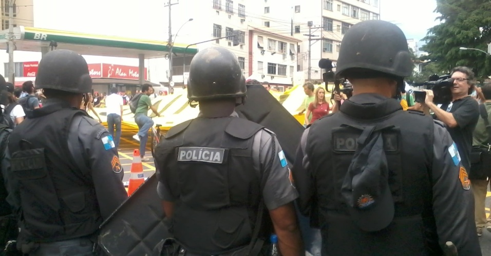 Manifestação rumo ao Maracanã chega à barreira policial na rua São Francisco Xavier
