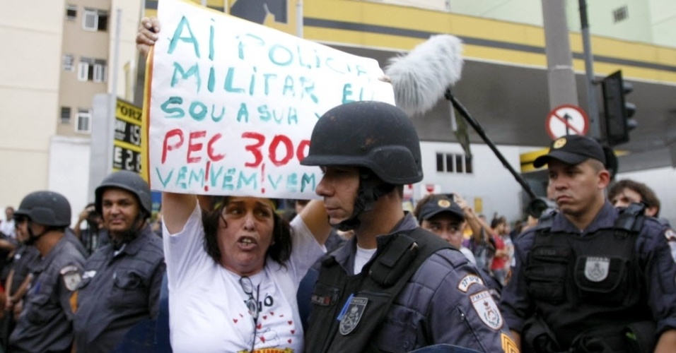 Manifestante encara polícia militar no Rio de Janeiro