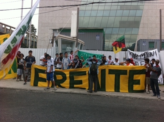 Manifestantes protestam na frente de prédio da CBF na Barra da Tijuca. Grupo pede saída de Marin do comando da entidade. Os protestantes invadiram o prédio.